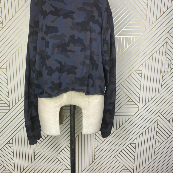 SoulCycle Casey Cropped Camo Print Sweatshirt Black Gray Size US Large - Picture 4 of 12